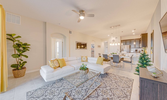 Four Corners Villa | NEW PRICE | 2 Bedrooms | 12mi Disney | Free Water Park