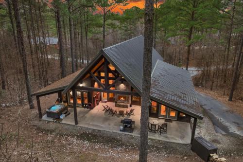 Broken Bow House | NEW Prime Cabin Chateau Hot Tub-Firepit-Sleeps 6