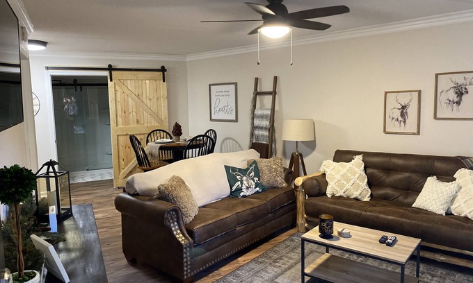 Gatlinburg Apartment | ⭐️NEW-PristineGburgLoft-2A-Walk2Pancakes🥞 & Slopes⛷