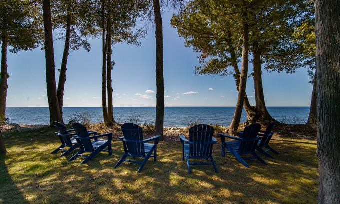 Sturgeon Bay House | NEW Private 3 acre waterfront property directly on the Bay! WEEKLY DISCOUNT 10%