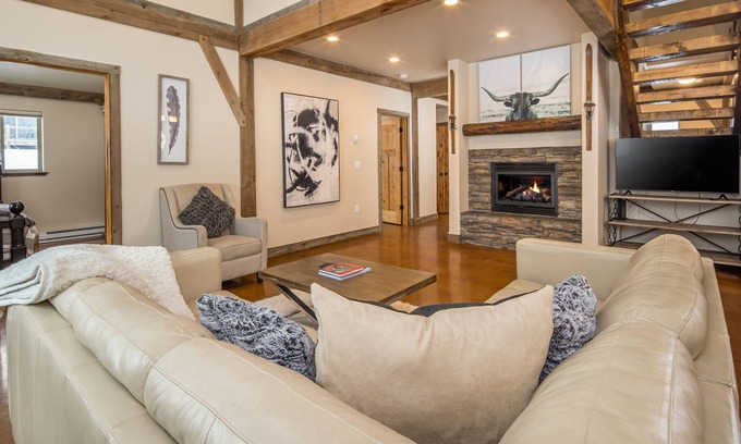 Gallatin Gateway House | NEW! Private Hot Tub, minutes to Town Center & Big Sky Resort - Primrose Hideaway