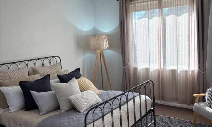 Highton Apartment | New Property Special-100m Highton Village - $150/n