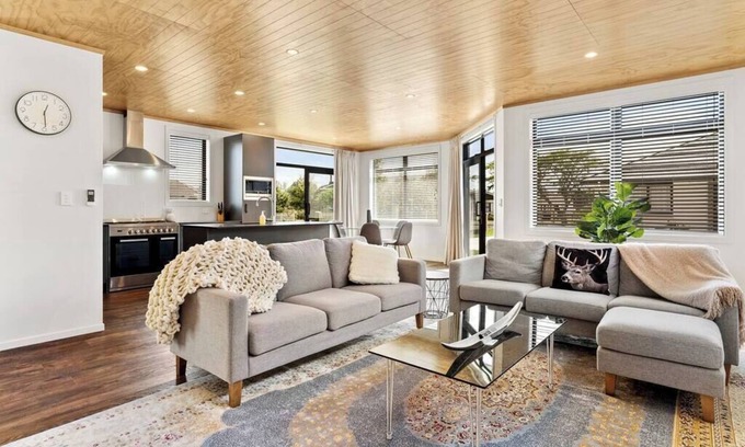 Te Aroha House | New, purpose built, executive holiday home, centre of town.