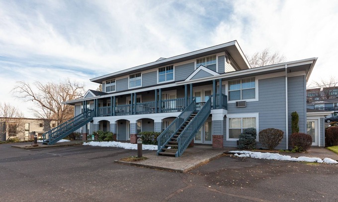 Hood River Condo | New Remodel, 1 BR, 2 bathrooms, sleeps 4, downtown