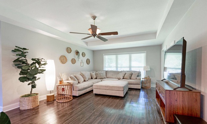 South Baton Rouge House | New Remodel Modern Decor 2 Minutes to Restaurants Mall of LA Target I-10 TopGolf