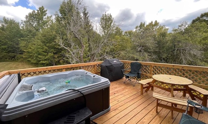 Wilmington House | New! remodeled Barn. min from Lake, Ski, Hot tub