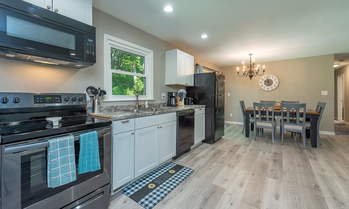 Woodfin House | New remodeled home set in the woods 15 mins from downtown Asheville