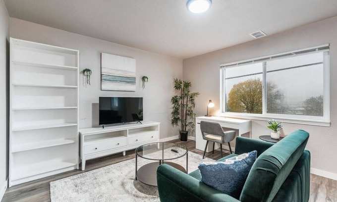 Hilltop Apartment | New Remodeled Private 1BR Downtown - 4