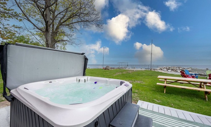 Sturgeon Bay Cabin | New Renovation | Lakefront | Dock | HotTub | Fish!