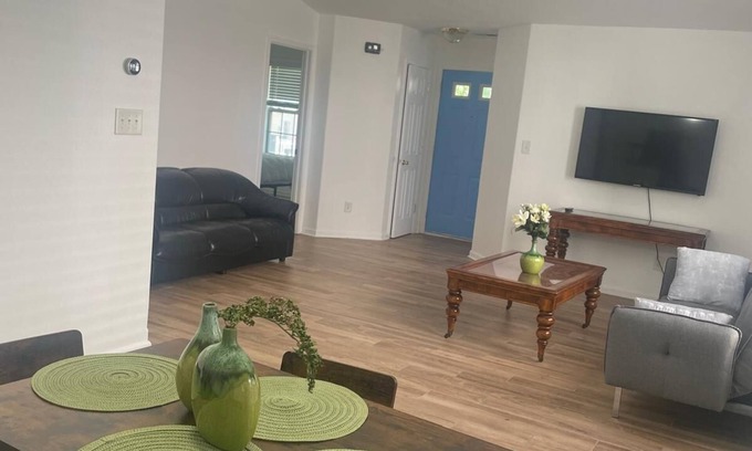 Moores Chapel House | New renovations 3 bed 2 bath Close to I485, Uptown, & Airport River park AC WiFi