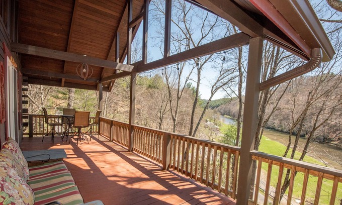 West Jefferson Cabin | NEW RENTAL On the New River! Fire pit - Pool Table - Minutes to West Jefferson