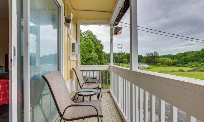 Summerlee Apartment | New River Gorge Vacation Rental with Balcony!