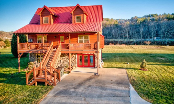 Todd Cabin | New River Ramble - riverfront with game room, hot tub, fire pit