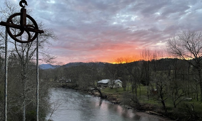 Murphy Cabin | *NEW Riverfront Cabin with Mountain Views