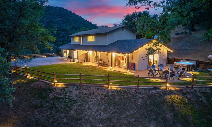 Ahwahnee House | New! Rivertop Hideaway with big views/spa/games/privacy!