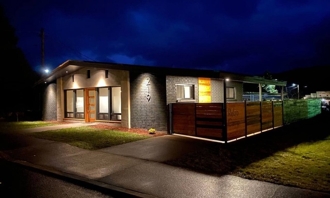 Mossyrock House | New Romantic vacation home by lakes w/hot tub.