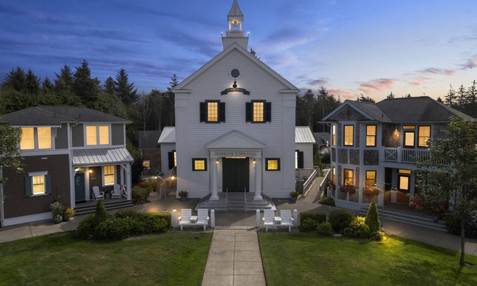 Seabrook House | *New* Seabrook's The Oyster House: Private hot tub!
