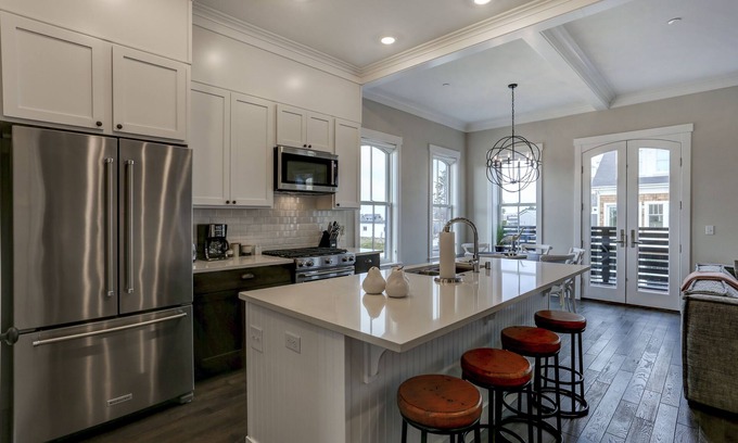 Seabrook House | *New* Seafaring Retreat, ocean view, dog-friendly!