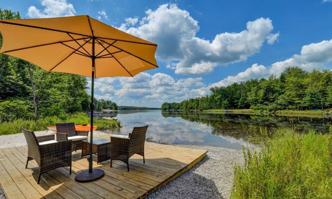 Tobyhanna House | NEW Serene Lakefront Retreat|Hot Tub, Fire Pit & GameRoom
