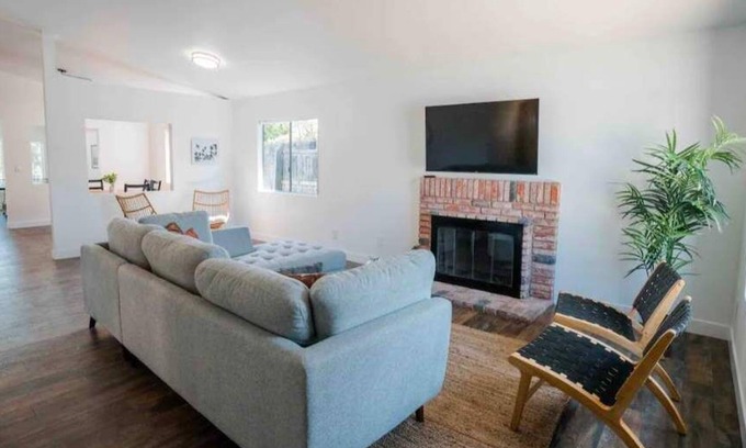 Bay Terraces House | NEW Siena Fun Full House Retreat