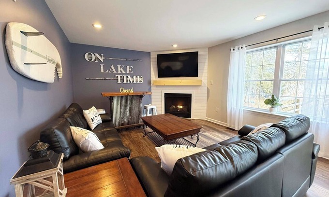 Blakeslee House | NEW Sinca Shores Lakefront Luxury 5BR - With Hot Tub & Fire Pit