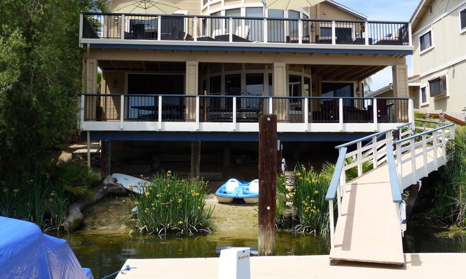 Discovery Bay House | NEW SINGLE PRICES - Large group rental with prime location by the beach