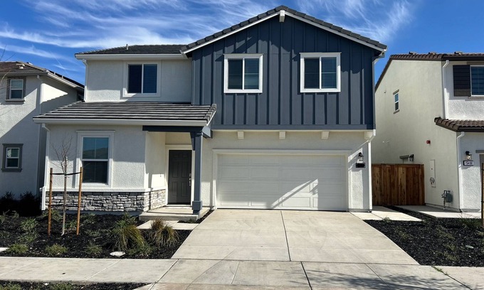 Lathrop House | NEW Smart Home w/Massage Chair & King Bed