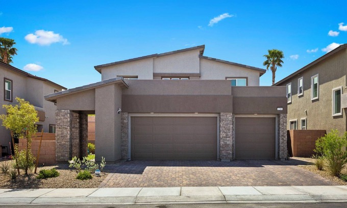 McCullough Hills House | New Spacious 3,000 sq ft House - Quiet Comfort with Style. AC, Wifi, King beds