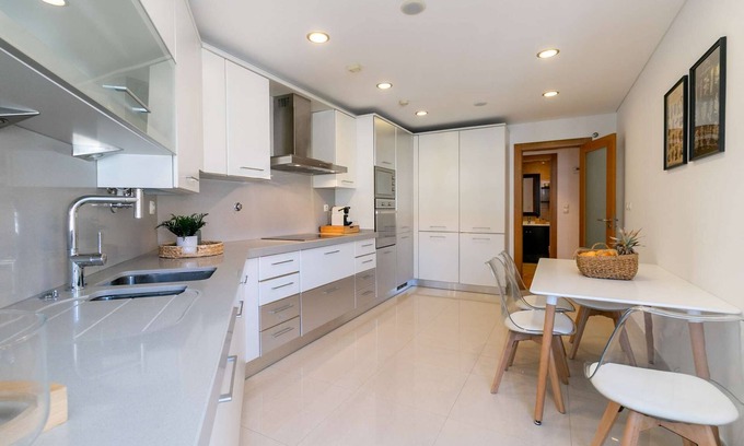 Reboleira Apartment | ✨New Spacious & Chic Flat, Garage, perfect for Family or Business Trip to Lisbon