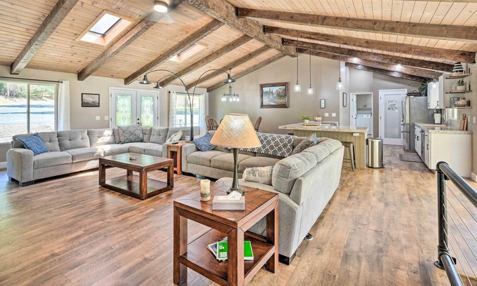 Glencoe Cabin | NEW! Spacious Golf Course Cabin w/ Pond Fishing!