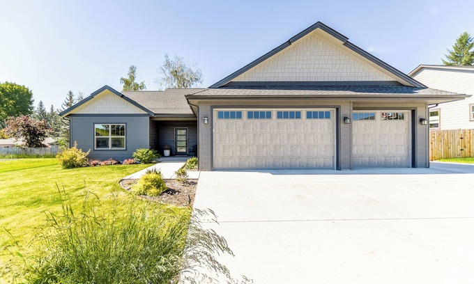 Moscow House | New Spacious Home with 3 Car Garage, Private Backyard, close to Downtown