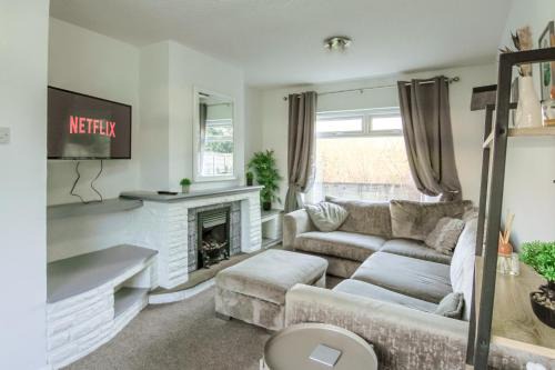 Hyde House | NEW Spacious House 2 Bedrooms 5 Beds 5 Guests WiFi