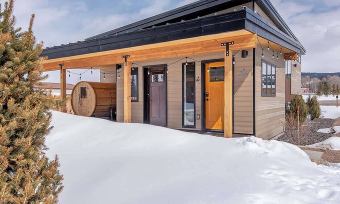 Victor House | New, Spacious & Modern w/Pool Table & Ping Pong