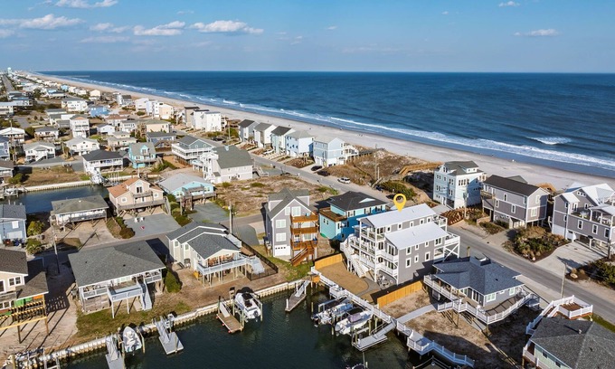 Topsail Beach House | NEW! Steps to beach, Ultra Premium, Free Early Check-in Sun-Sun, Kayak, Hot Tub,