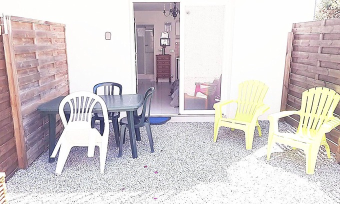 La Rochelle Apartment | New studio, garden with private parking, walking distance to beaches, Wifi