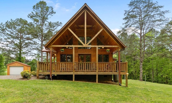 Murphy Cabin | NEW! Stunning chalet minutes from Murphy