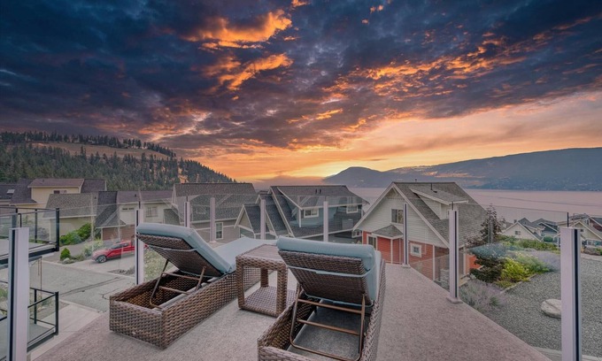 Central Okanagan Cottage | 🌟NEW- STUNNING LAKE VIEWS🌅 PETS🐶FAMILIES👨👩👧👦GOLF CART & FIRE TABLE🔥