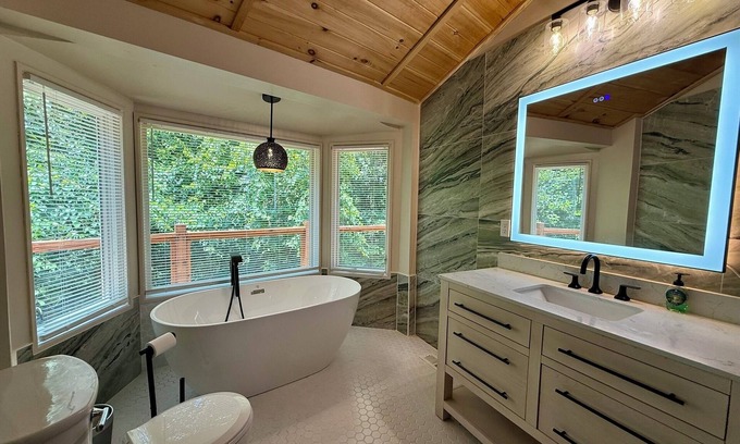 Kodak House | NEW! STUNNING Lakefront Treehouse in Kodak! 3BR/4BA w/MASSIVE Game Room & HT!