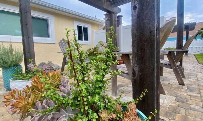 New Smyrna Beach House | NEW Stylish & Cozy Dune Daisy near Beach & Flagler