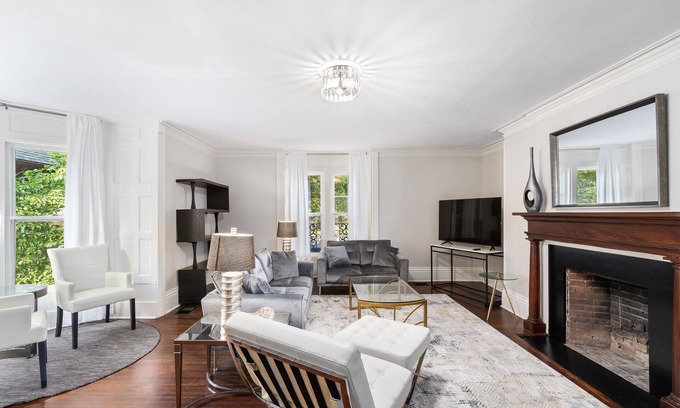 Fifth Ward House | NEW! Stylish Townhome in Mansion District 3BR/1BA