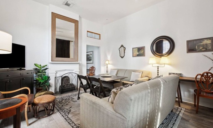 Leonidas Apartment | New Suite Oak St Retreat! Shops, Music & More!
