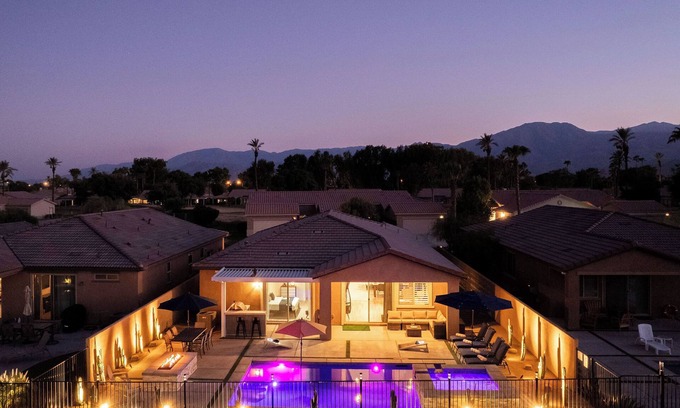 Indio House | NEW~Sunset Palms~A/C Gameroom~Pool&Spa~EV charger
