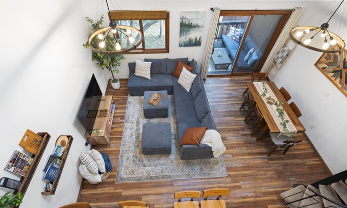 Vernon House | New, Super-Cozy, Slope-Side, Family & Pet Friendly Townhome on Mountain Creek