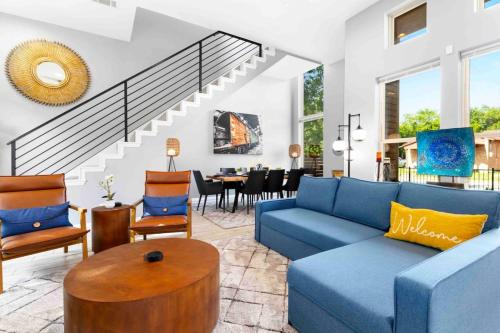 West Dallas House | New Swanky Rustic Modern 5 STAR Home near Downtown