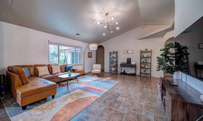 Quail Ridge House | 🏡 *NEW* The Artsy Abode ✨ Hot Tub ♨️ BBQ 🍖Foosball ⚽️