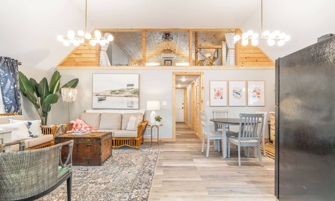 Supply House | NEW-The Beach Haus- Luxe Cottage, professionally designed w/WiFi, linens incl.