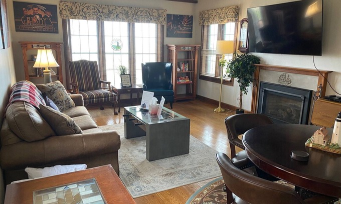 Racine House | New! The Gatsby! Pro Cleaned, Self Check In Sleeps 12