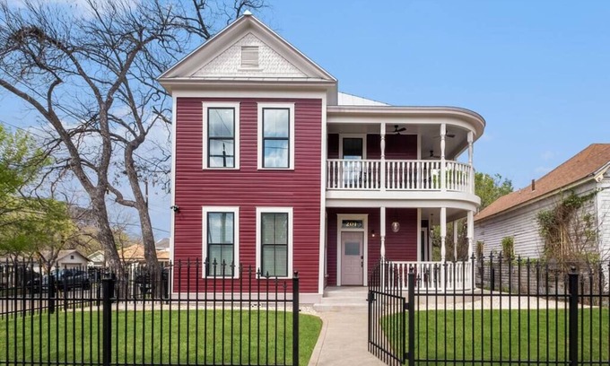 Government Hill House | NEW! The Pearl Manor | Sleeps 8