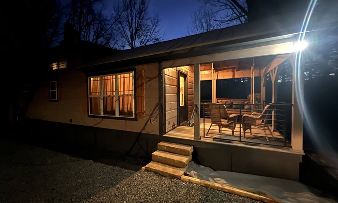 Scaly Mountain Cabin | New tiny cabin located in Scaly Mountain North CarolinanNear winery!