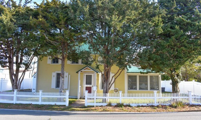 West Harwich House | New to our 2025 Inventory! Adorable home, just .5 miles to Beach, sleeping 6